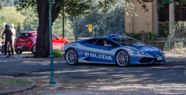 Итальянские полицейские спасают жизни на Lamborghini Huracan