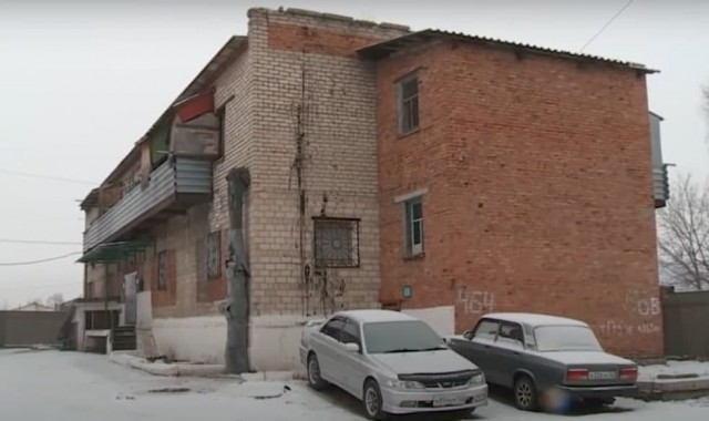Сотрудники ФСИН опечатали комнату вместе с живущей в ней пенсионеркой.