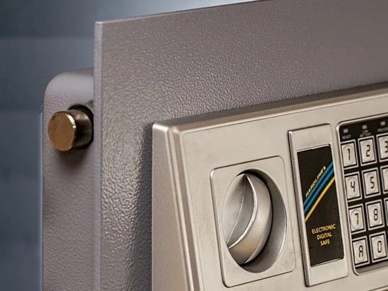 Школьница украла из семейного сейфа 2 млн рублей для друзей