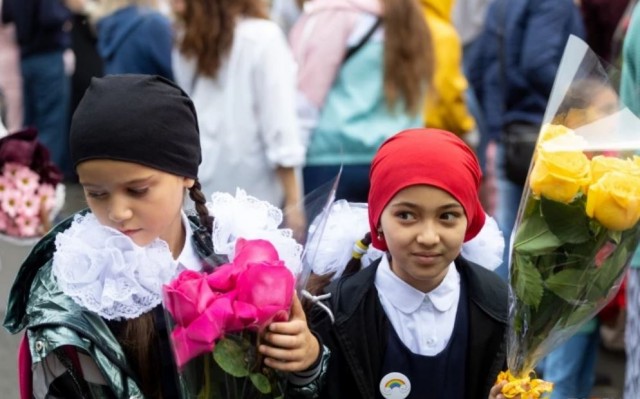 «Я не понимаю по-русски». Как мамы в хиджабах ведут детей в самую многонациональную школу в Екатеринбурге