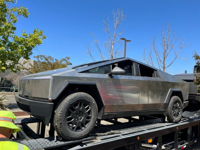 Первые серийные Tesla Cybertruck приехали в дилерский салон