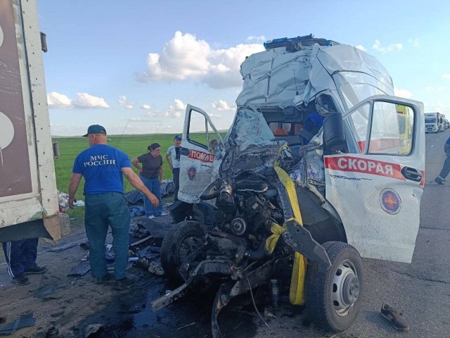 Машина скорой помощи попала под фуру в Башкирии. Погибли два медика и 20-летняя девушка