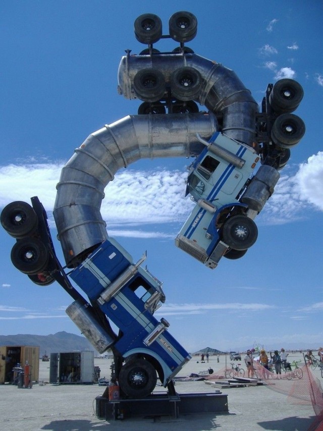 В пустыне Burning Man появилась гигантская сломанная Эйфелева башня