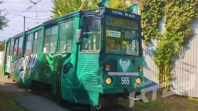 Группа подростков попыталась устроить акт вандализма пытаясь разрисовать электропоезд и вступила в конфликт с охранником