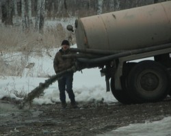 Ассенизатор слил отходы на обочину и устроил погоню за журналистами