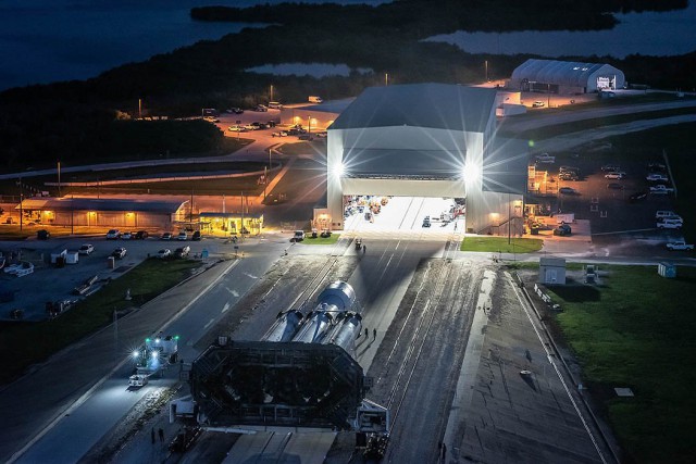 SpaceX успешно запустила Falcon Heavy. При посадке центральный блок потерпел аварию