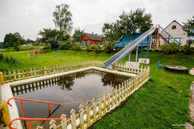 Добро не по ГОСТу: пенсионера заставляют снести сельский аквапарк, который он построил для всей деревни