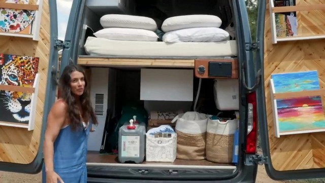Британке надоело платить за съемное жилье, и она переехала жить в автофургон