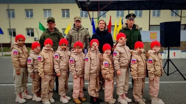 Ростовская область: детсадовцев приняли в Юнармию и подарили макет разрушенного Бахмута....