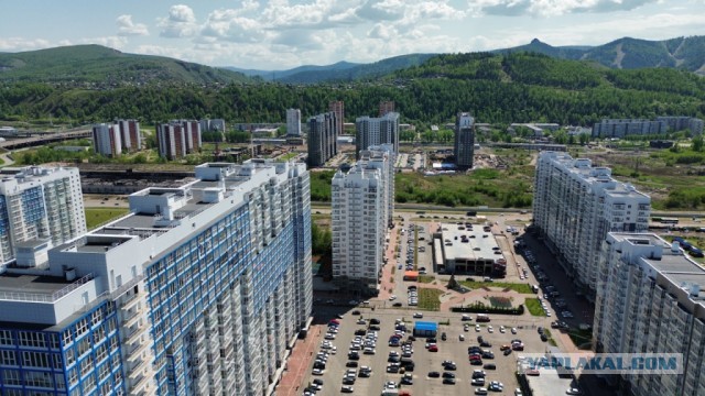 В элитном районе Красноярска девушка под веществами выпала из окна 6 этажа