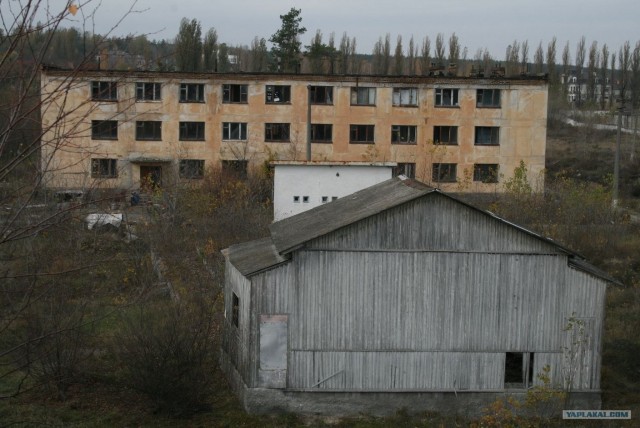 Заброшенная танковая база.
