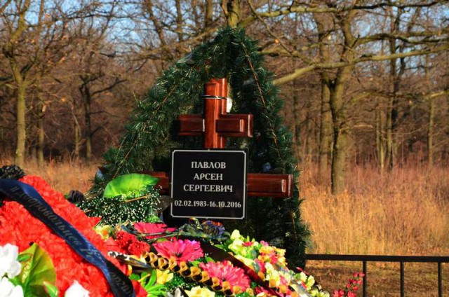 В Петербурге рядом с граффити с Моторолой появился портрет героя РФ Нурбагандова