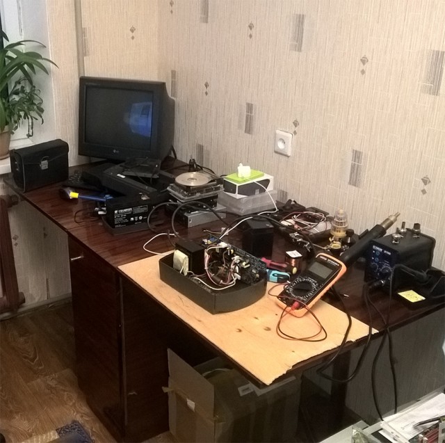 Выхожу в подъезд,  а там ОН