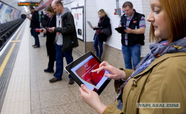 Фото читающих в подземке москвичей поразило иностранцев. Они мечтают увидеть подобное у себя на родине