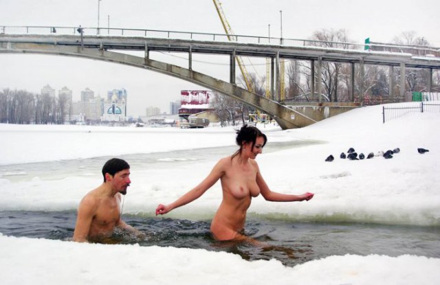 Крещение и девушки в купелях