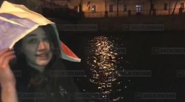В Петербурге девушка в треуголке прыгнула в Мойку там, где Соколов топил останки, с криком Vive la France!