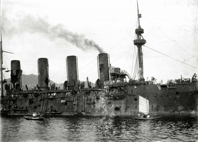 Крейсер «Аврора» в Маниле после Цусимского боя.1905 год