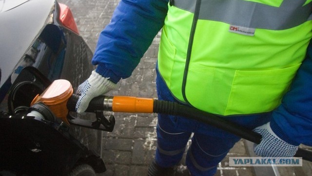 Песков заявил, что Путин держит на контроле ситуацию с ценами на бензин