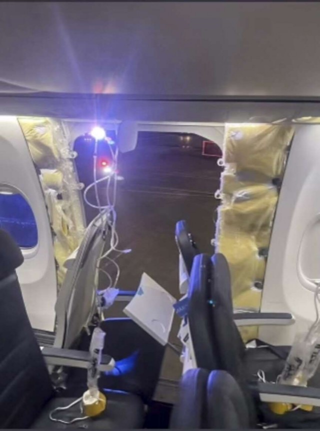 В США Boeing 737 потерял часть обшивки во время полета. На борту находилось 139 пассажиров и шесть членов экипажа