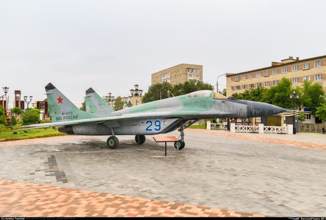 В западных соцсетях завирусился кадр с гигантской ракетой прямо во дворе — речь о памятнике «Союз-У» в Байконуре