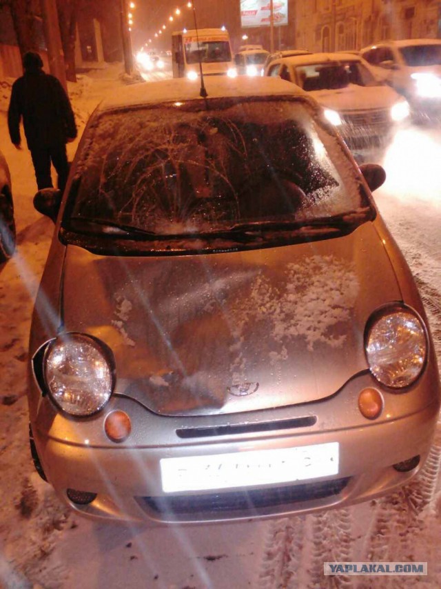 Возмущенные очевидцы догнали и зажали в «коробочку» сбившего девушку водителя