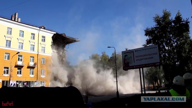 Жильцы разваливающегося дома в центре Волгограда не пускают в квартиры рабочих с тросами