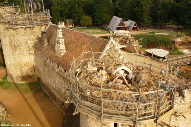 Современный проект постройки средневекового замка во Франции