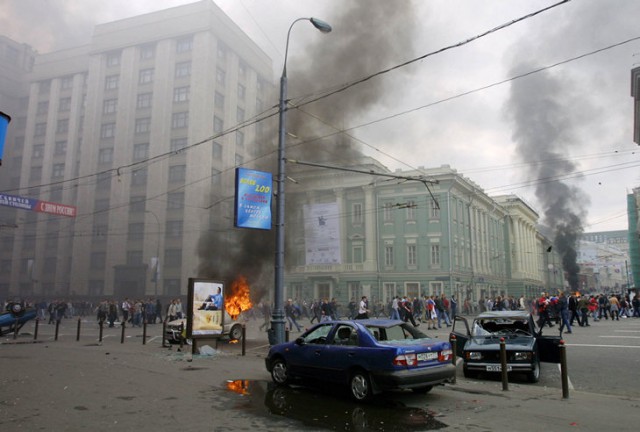 Погромы в центре Москвы во время ЧМ-2002. Почему жгли машины и били милицию?