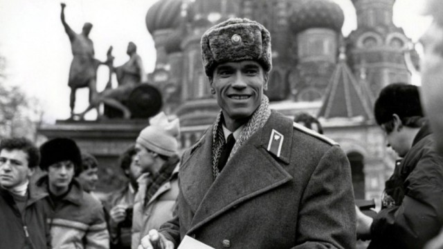 Арнольд Шварценеггер дома у фотожурналиста Сергея Лойко с его сыном Степаном, 1988 год