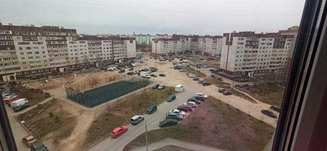 Давайте фото у кого какой вид из окна на оживленные улицы городов в настоящий момент