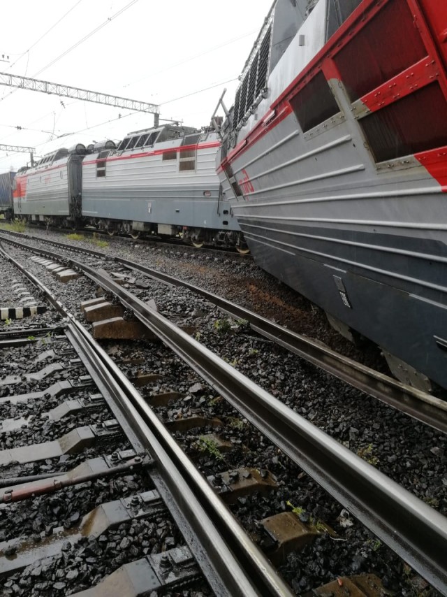 В Санкт-Петербурге столкнулись два товарных поезда с последующим сходом с рельс вагонов