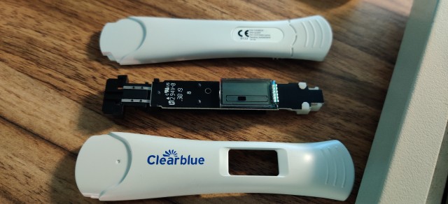 Инженер разобрал «технологичный» тест на беременность — оказалось, что это обычный тест с почти бесполезной электроникой