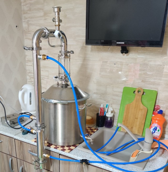 Наш притончик гонит самогончик