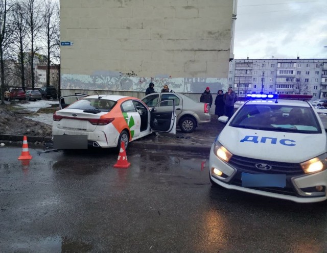 Пьяный петербуржец на каршеринге раскидал пешеходов в Кировске. Ребёнок погиб на месте