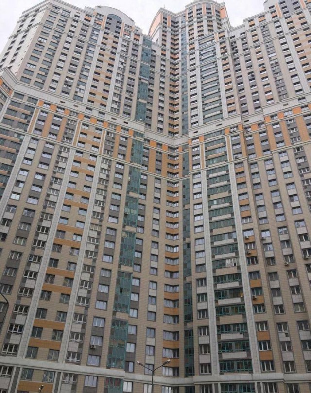 «Люди с маленькими детьми и колясками стоят в очередях по 40 минут, на 50 этажей только три работающих лифта»