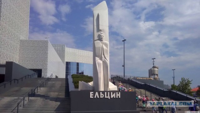 Захватившие Аллепо повстанцы снесли памятник Хафезу Асаду