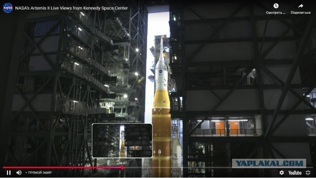 Транспортер NASA выехал за лунной ракетой.