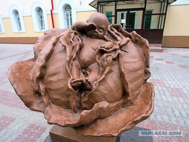 Скульптура в роддоме в Перми