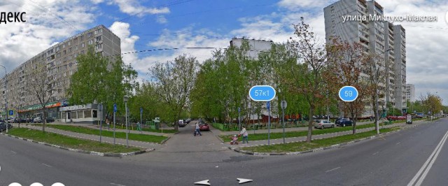 Давит пешеходов на велодорожке