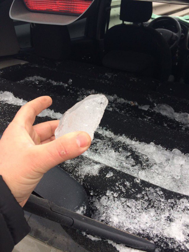 Слетевшая с фуры льдина едва не убила водителя в Ростовской области