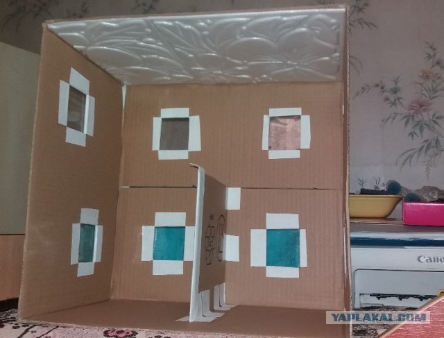 Дом для игры из простой коробки и подручных материалов