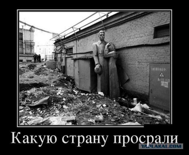 Росстат: почти половине семей в России денег хватает только на еду и одежду
