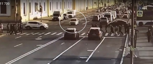 Два автомобиля врезались в толпу людей в Петербурге