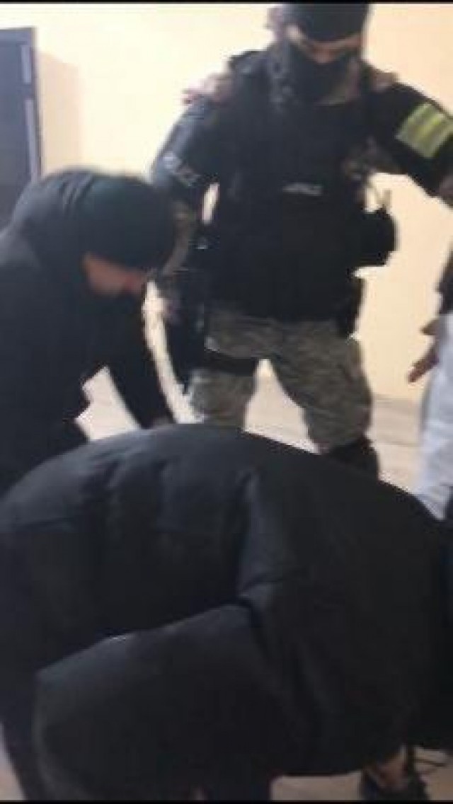 Солдат ушел в самоволку и "унес" с собой целый арсенал - 3 десятка автоматов и 27 пистолетов