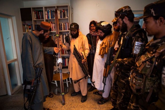 Талибы разбивают винные бутылки и уничтожают детские книги и мультфильмы в посольстве Норвегии