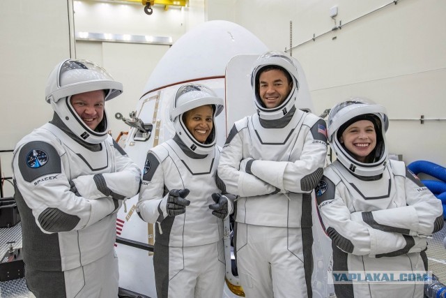 Первый гражданский экипаж SpaceX для полёта на орбиту в скафандрах