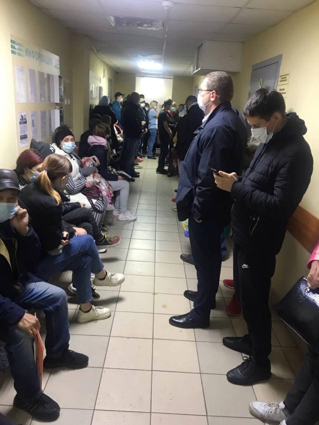 Очередь на прием к терапевту для температурящих больных в Воронеже