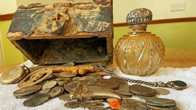 Британка пошла на пляж собирать мусор и нашла сундук с сокровищами
