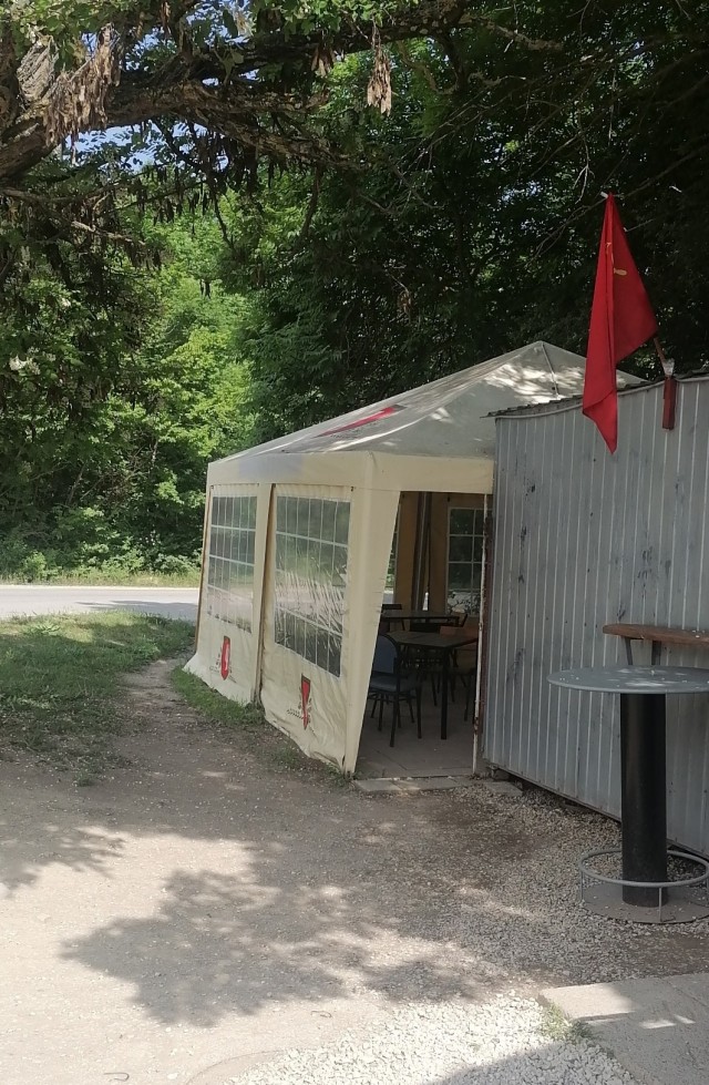 Житель Крыма пожаловался на кафе, которое с помощью “ряженых в форме” выдавливает его из дома.