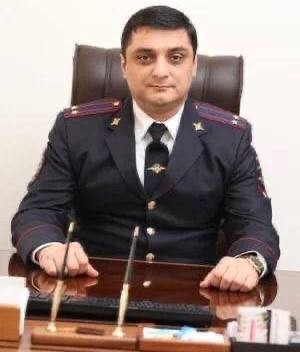 В боестолкновении с террористами в Дербенте погиб начальник отдела полиции Дагестанских Огней подполковник Мавлудин Хидирнабиев.